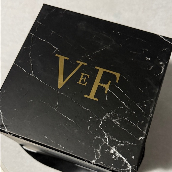 Venus Et Fleur Pink Roses in Black Box - Picture 5 of 9